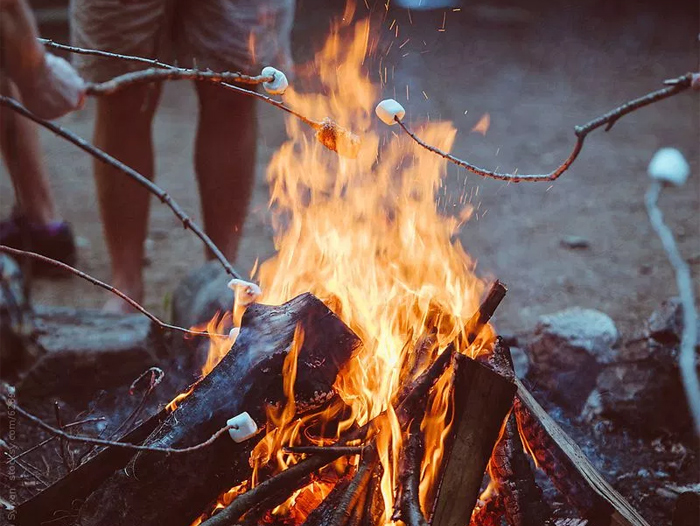 Il tradizionale raduno attorno al fuoco del 30 Agosto: National Toasted Marshmallow Day