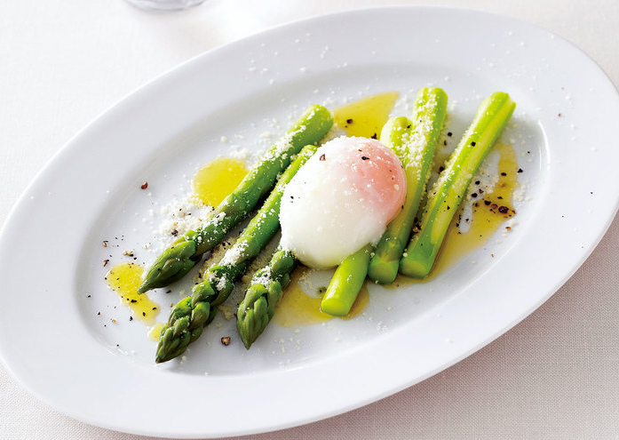 Onsen Tamago con asparagi (coltivati) scottati