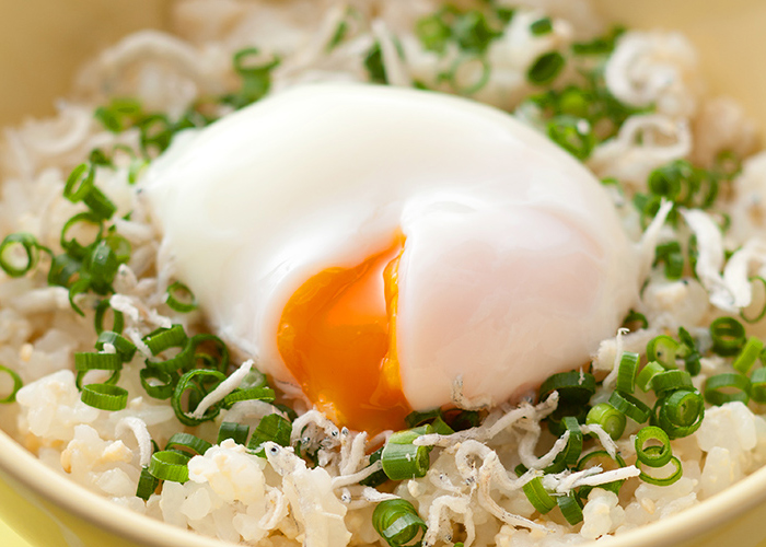 Onsen Tamago con riso al vapore, cipollotto fresco e salsa di soia