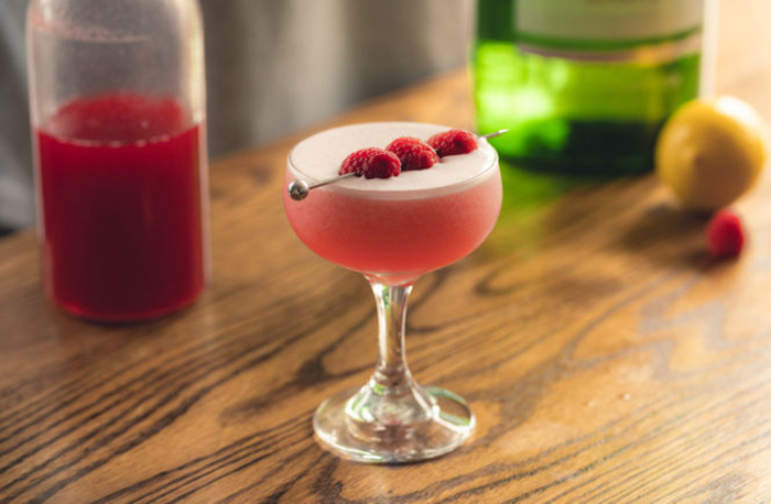 Clover club: cocktail all'uovo (ricetta con solo albume)