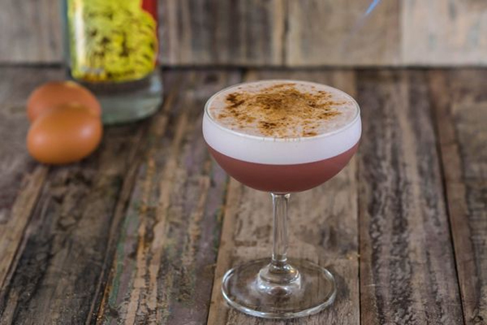 Porto flip: cocktail all'uovo (ricetta con uovo intero)