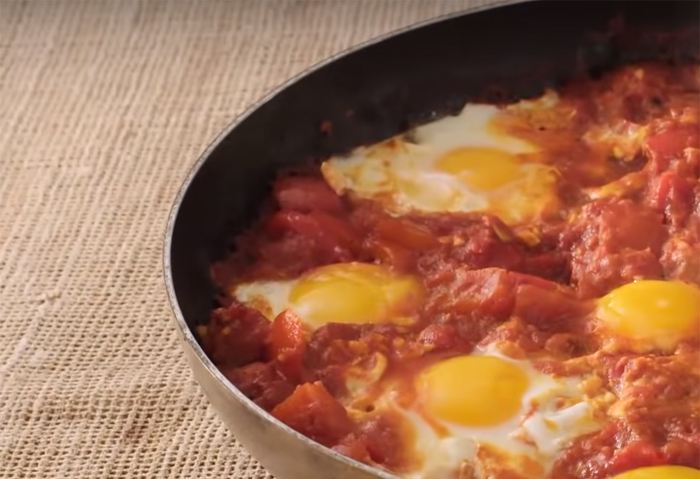 Shakshuka pronta e servita in tavola