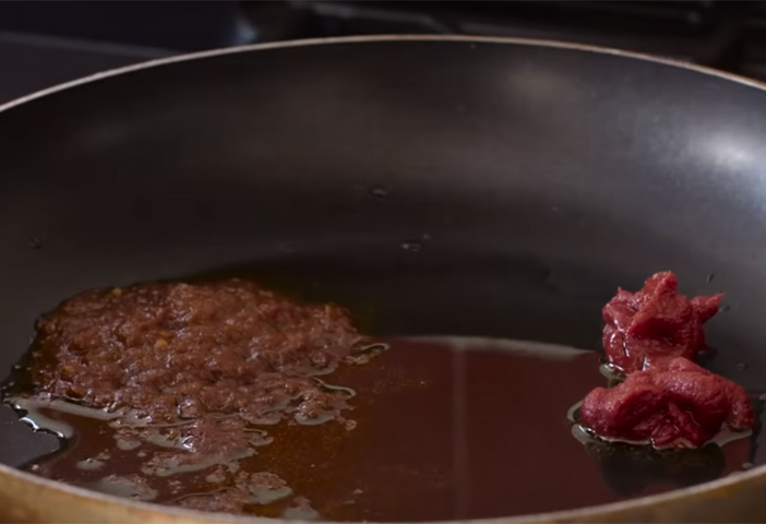 Preparazione della shakshuka