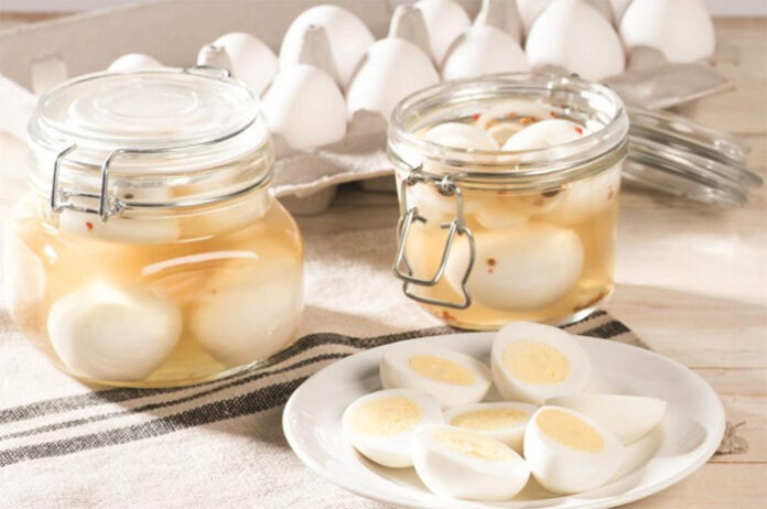Uova In Salamoia D Aceto Pickled Eggs E Uova Sott Olio 7 Ricette Selezionate Galline Pollaio Ricette Con Uova E Video Divertenti