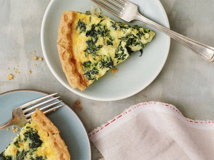 Quiche Lorraine vegetariana con Emmental, cipolla e spinaci