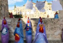 Cento galline tra i Sassi di Matera (installazione artistica di Francesca Pastore) | Tuttosullegalline.it