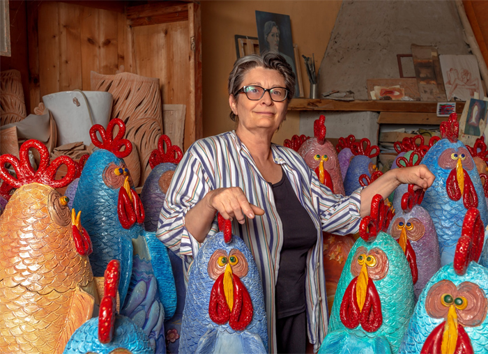 Francesca Pastore nel suo fantastico pollaio di galline in ceramica