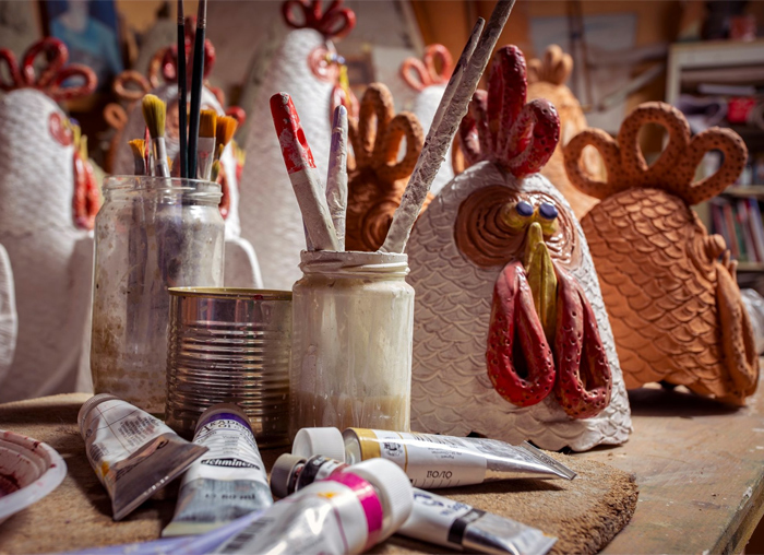 La fase di pittura (decorazione policromatica) delle galline