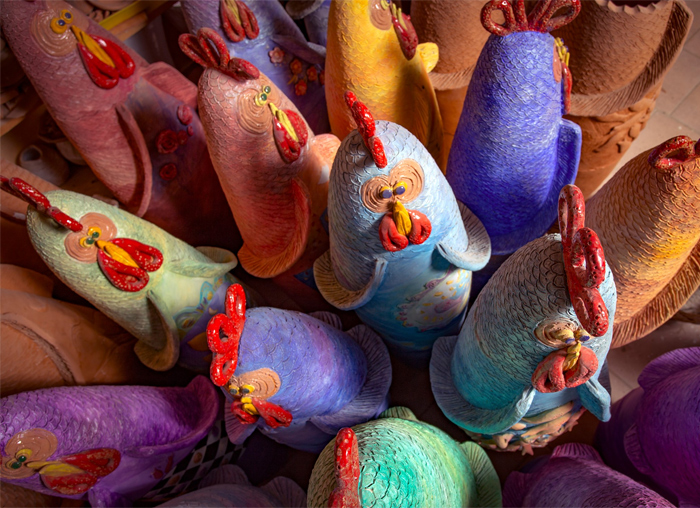 Alcune delle tante galline in terracotta realizzate da Francesca Pastore