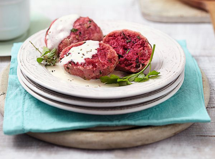 Canederli vegetariani con formaggio e barbabietole rosse