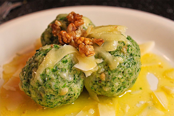 Canederli al formaggio e alle erbette con burro e noci