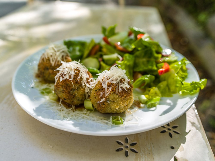 Canederli asciutti serviti come piatto unico con un'insalatina fresca di accompagnamento